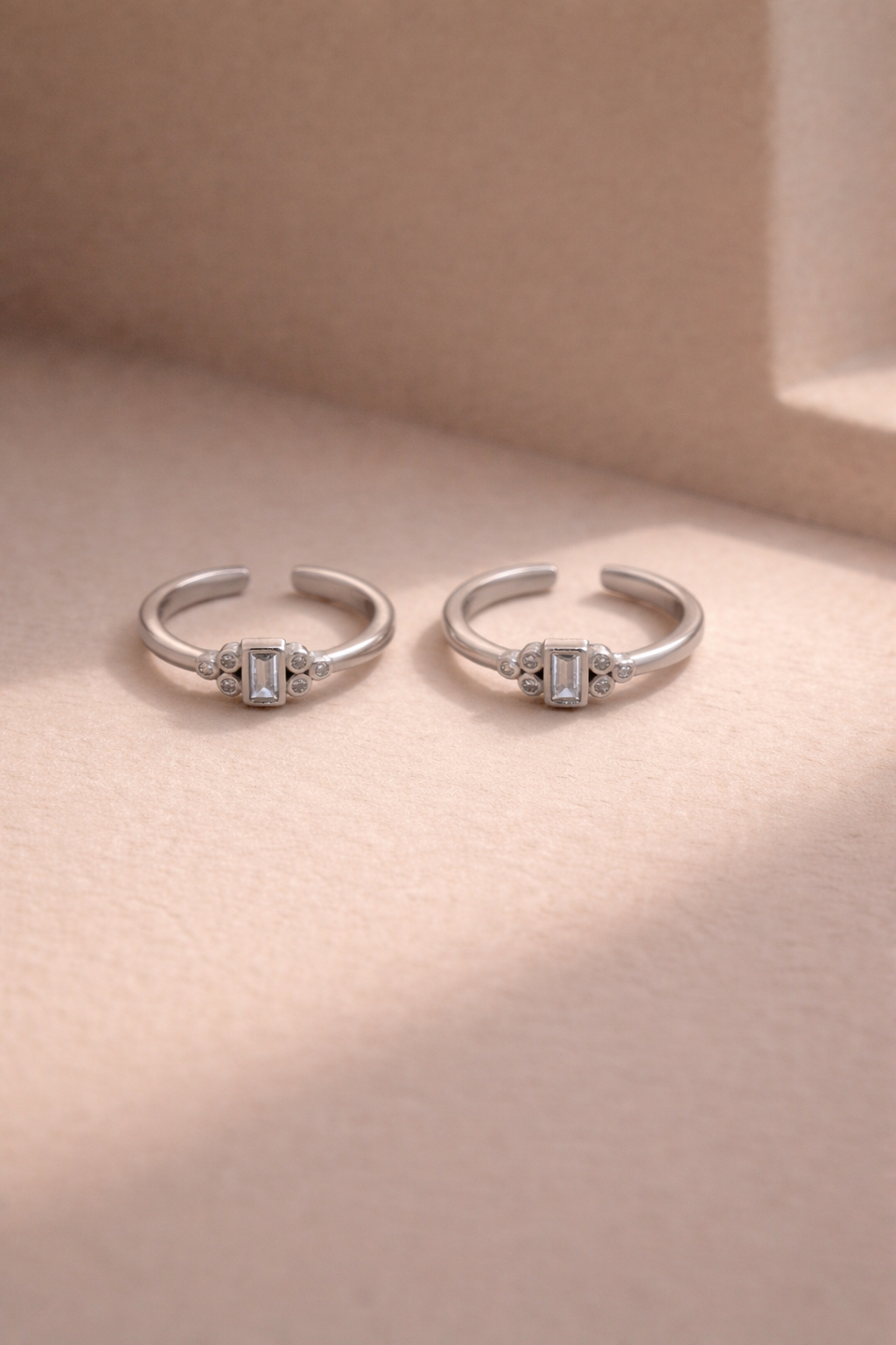 Emerald Bar Cluster Toe Ring Silver