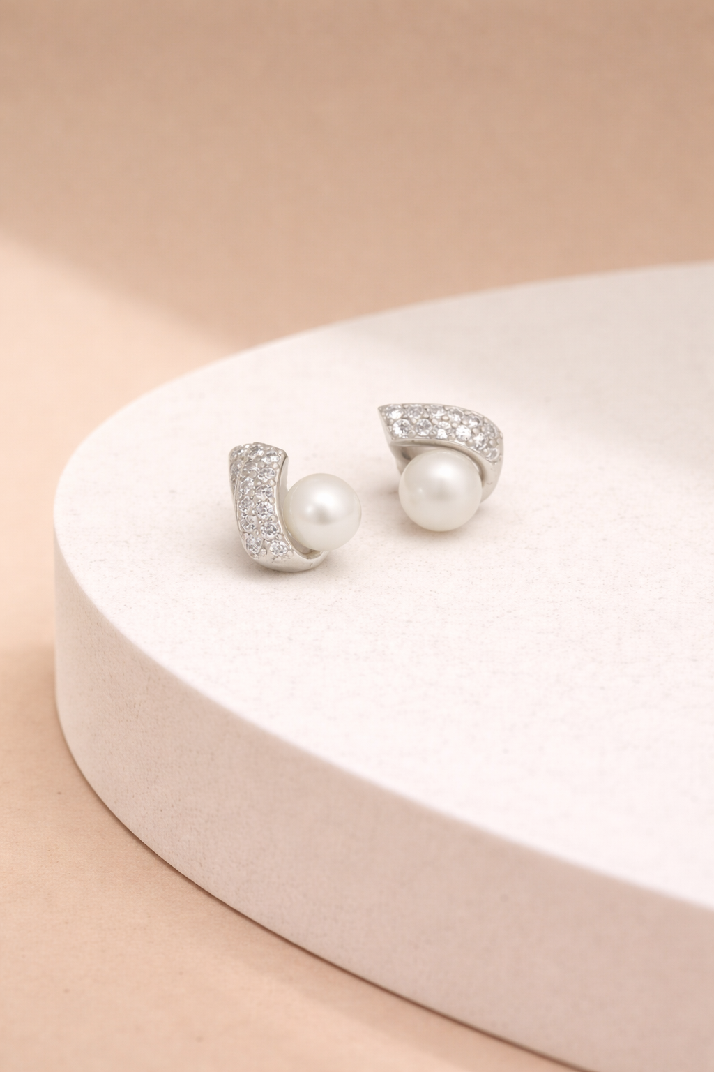 Minimal Pearl Curve Studs