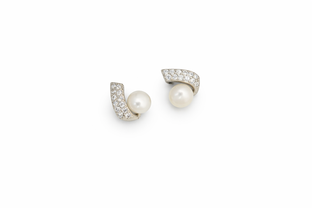 Minimal Pearl Curve Studs