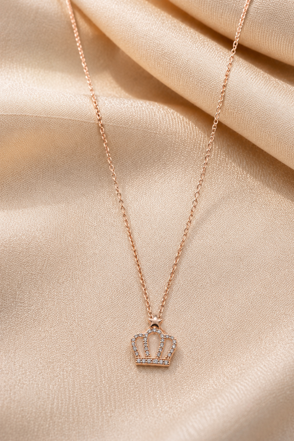 Main Queen Pendant